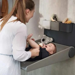 Leander Wally™ væghængt puslebord - Cappuccino