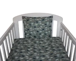 NM Baby sengelinned - grøn bund m/ farverige dinoer